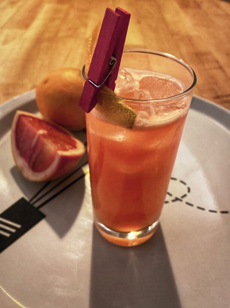 212 cocktail med tequila, Aperol og grapefrugtjuice serveret i et glas med is