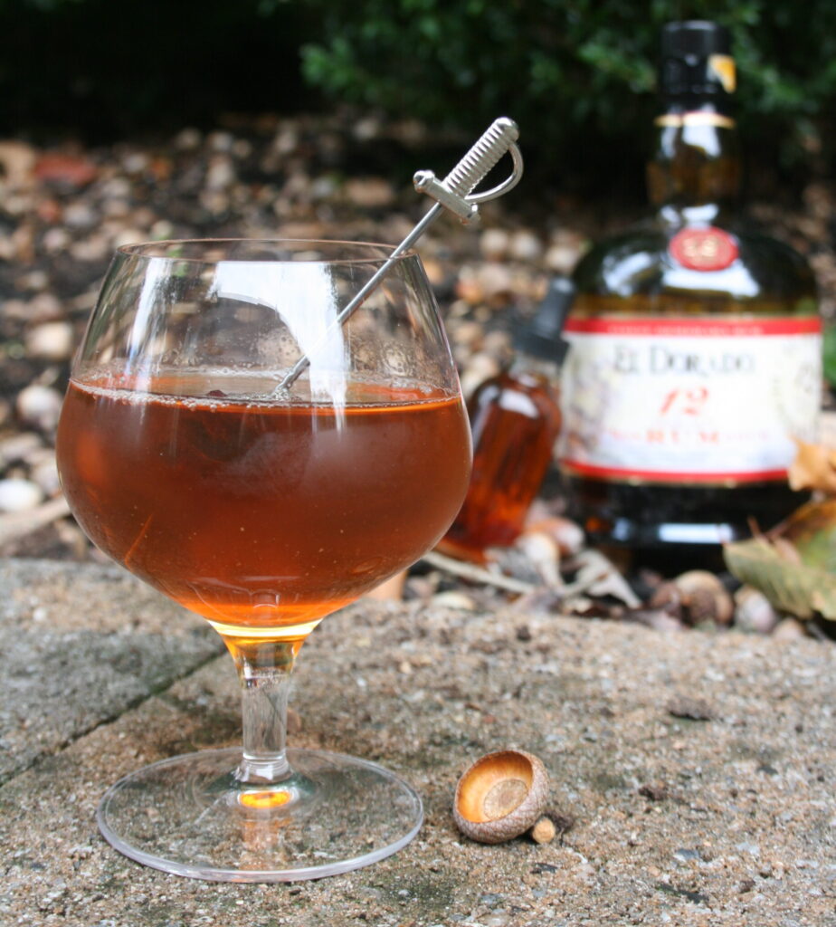 Fall of Rum – varm cocktail med mørk rom og kirsebærbitter, pyntet med et kirsebær